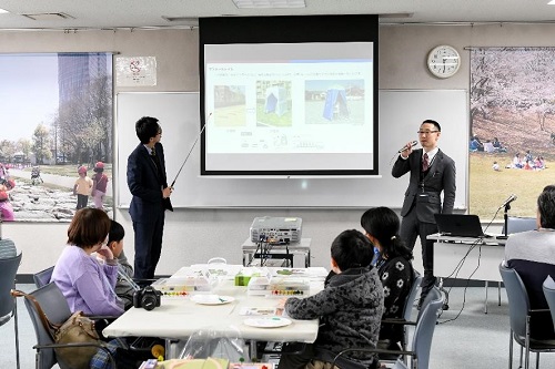 参加者が防災まちづくりの説明を聞いている写真