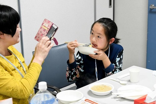 非常食を食べる子どもの写真