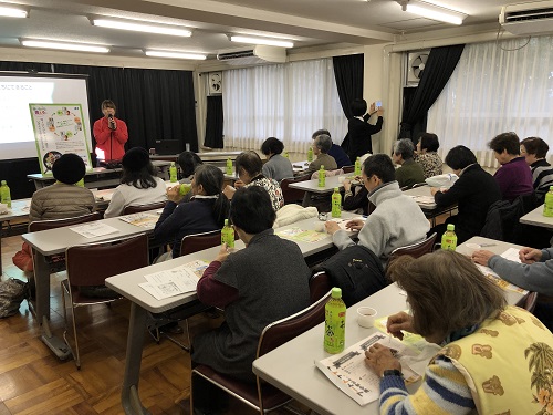 缶詰などを使った料理を試食している参加者の写真