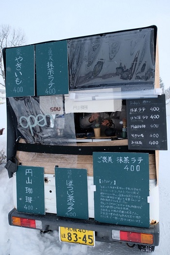 抹茶ラテや焼き芋の販売するキッチンカーの写真