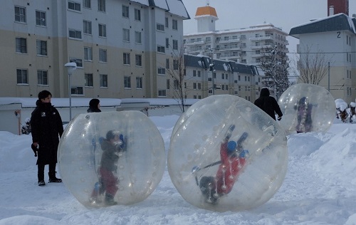 バブルサッカーで遊ぶ子供たちの写真