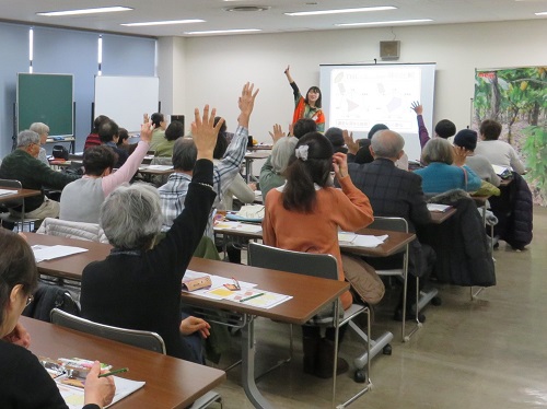 ガーナの民族衣装を着た講師の軽快なトークで、大盛り上がりの会場と手を挙げる参加者の写真