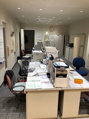 オフィス家具などが配置され、照明も明るく改修された管理事務所の写真