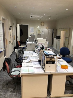 オフィス家具などが配置され、照明も明るく改修された管理事務所の写真