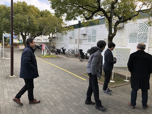 立命館大学の教授や学生が富田団地のウォーキングコースを歩いている写真
