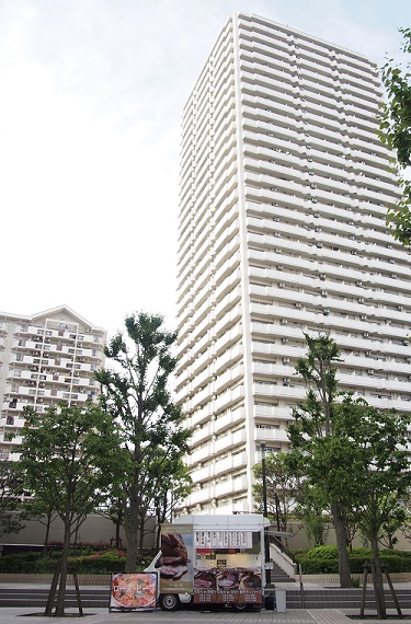 セーラ小松川のタワー棟と、その前に停車しているキッチンカーの写真