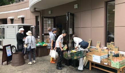 武蔵野緑町パークタウンの入り口に移動販売の野菜などの商品が並べられている画像