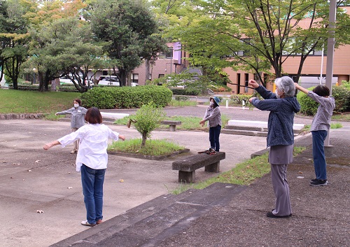 公園で体操をしている写真