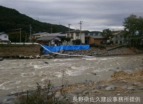 崩れた道路と堤防