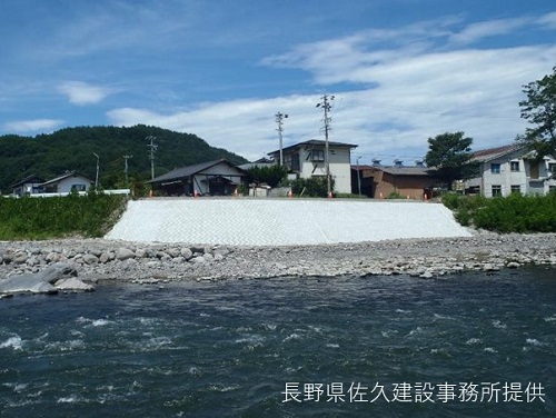 修復された道路と堤防