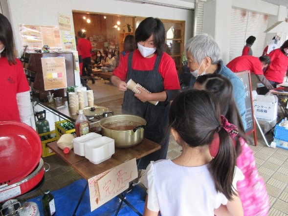 豚汁を販売している様子