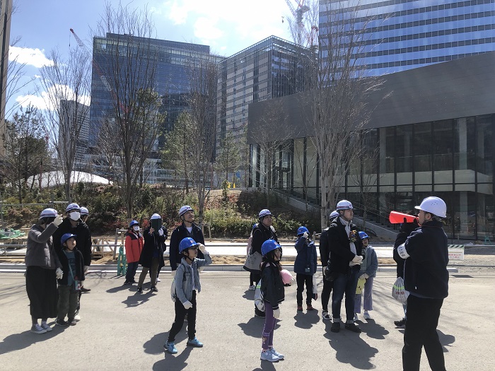 青空のもと、うめきた公園で集合している様子