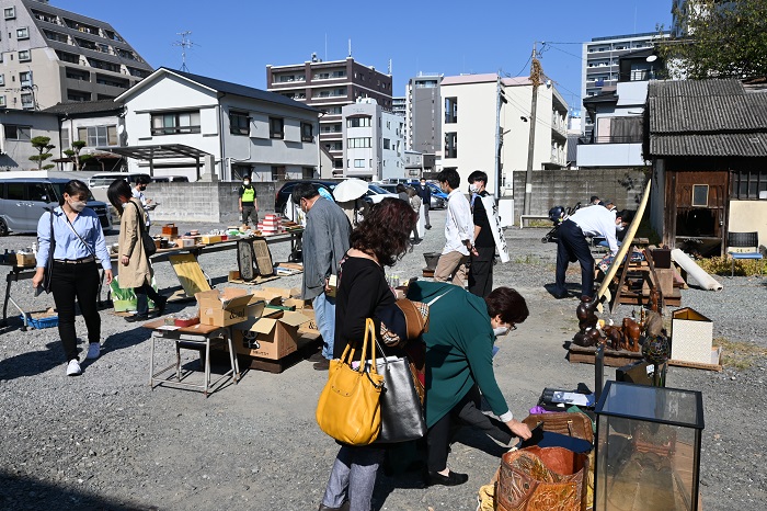 地域から出品された品々は、町家研究会によるプチ蚤の市で販売。掘り出し物も！？