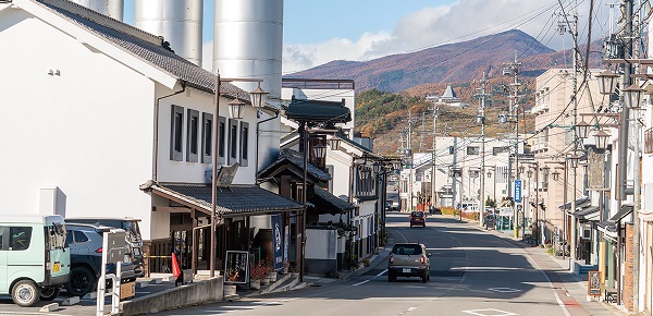 かつて江戸から信濃・善光寺に至る北国街道の宿場町として栄えた小諸。閉店した店舗が多かった街道沿いに、最近、新たなこだわりショップが続々とオープンしている。