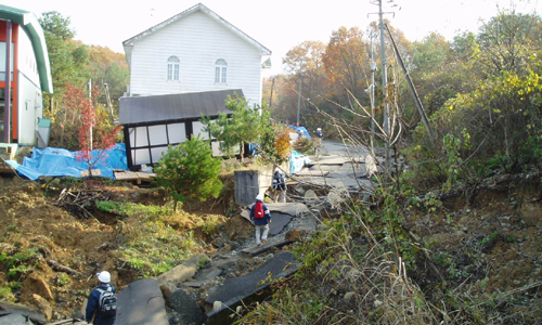 新潟県中越地震で被害を受け傾きかけた住宅の写真