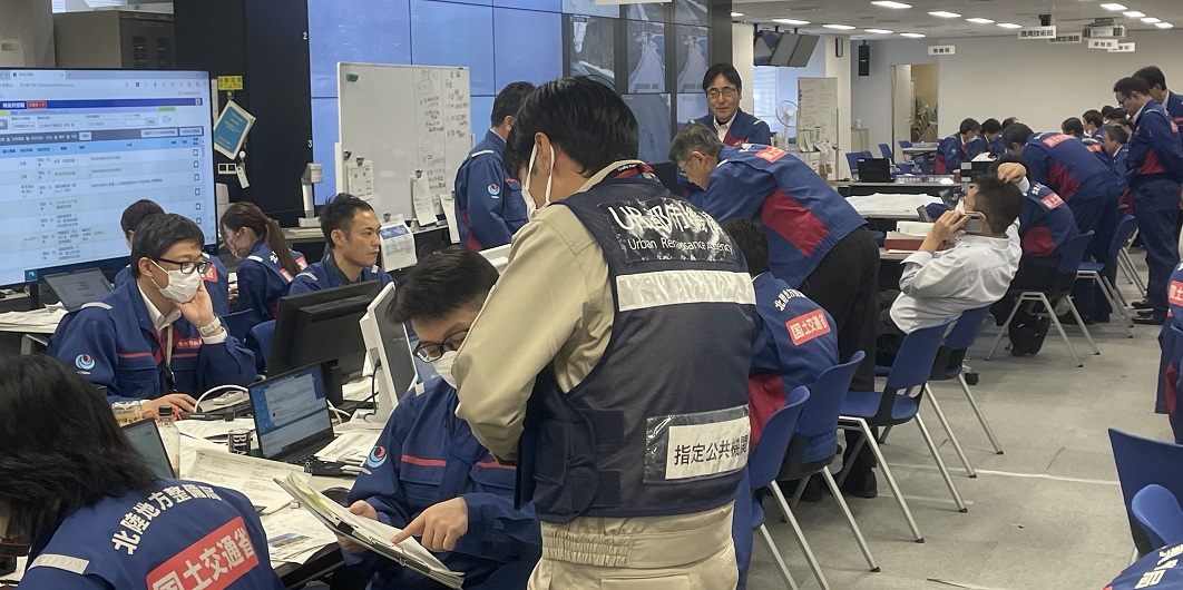 災害対応のための指令室で、UR都市機構を含む関係者が情報共有・調整を行っている。