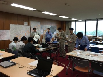 自治体の判定に係る調整会議で、調査計画や対応方針を検討している写真