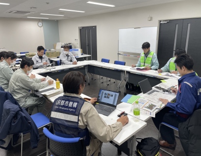 判定に関する進捗確認や役割分担を行う調整会議の写真