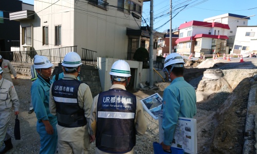 北海道胆振東部地震の災害現場で被害状況を確認するUR職員の写真
