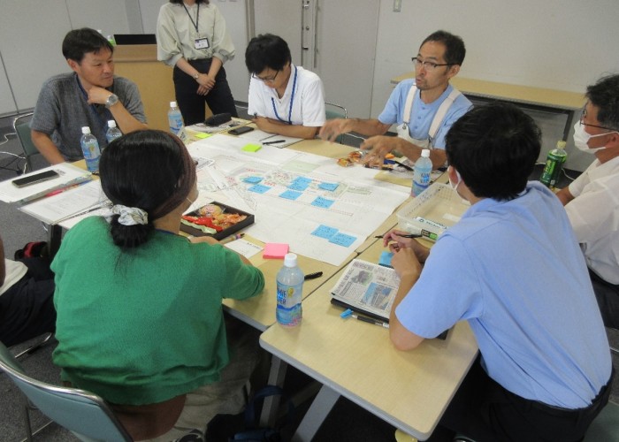 各々考え、模造紙上に付箋で貼り付けました(A班)