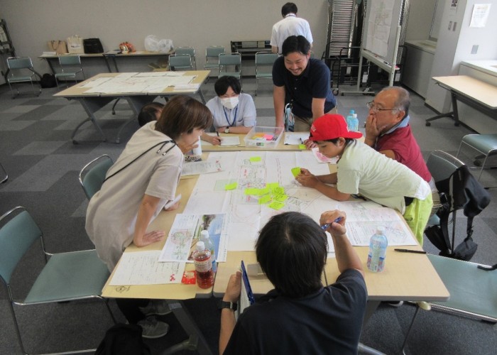 発言者の意見を熱心に聞いてます(B班)