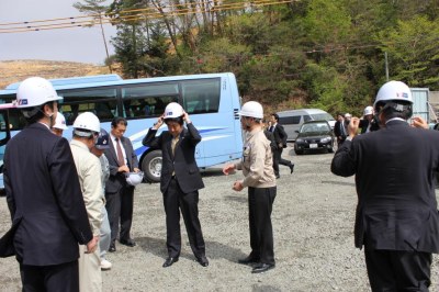 写真:首相ヘルメット装着