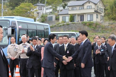 写真：首相と町長握手