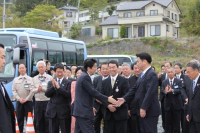 写真:首相と町長握手
