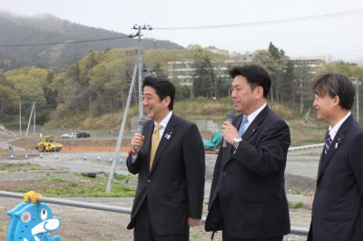 写真:首相、町長