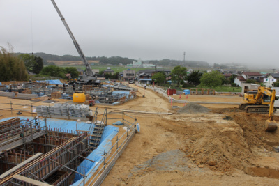 写真：工事中・中学校側