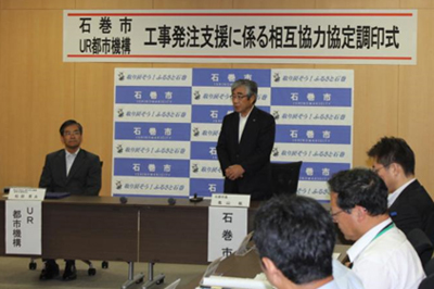 写真:中央 挨拶される亀山石巻市長