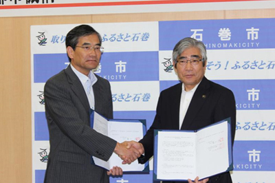 写真：亀山石巻市長(中央)と松田復興支援統括役(左)