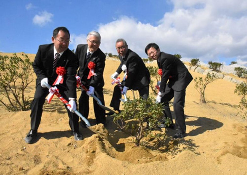 記念植樹をする𠮷田宮司（左から２人目）や鈴木区長（右から２人目）ら
