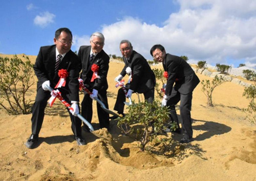 記念植樹をする𠮷田宮司(左から2人目)や鈴木区長(右から2人目)ら