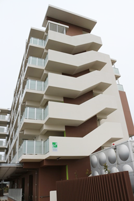 津波避難ビルの機能を持つ住棟の外階段は敷地外からもわかりやすいように配置しています。