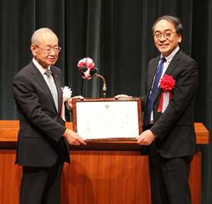 菊地市長からＵＲ石渡副理事長への感謝状贈呈の様子