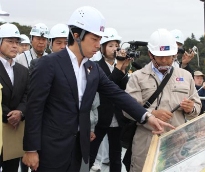 写真:質問される小泉政務官