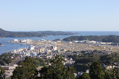 写真:安波山(あんばさん)から南気仙沼地区を望む