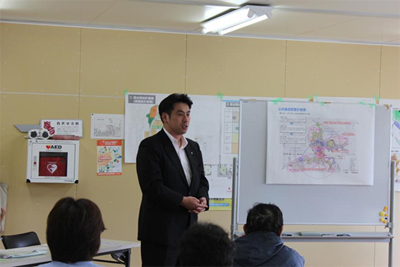 写真:説明される須田女川町長