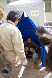 防災トイレの組み立ての実践は特に参加者の興味を引きました
