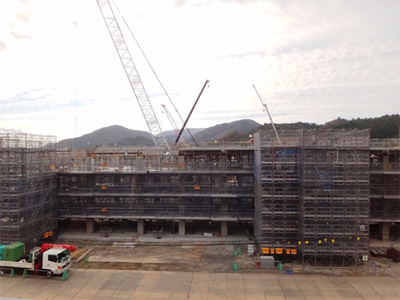 写真:女川町民陸上競技場跡地に建設中の復興公営住宅
