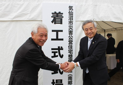 写真:握手を交わす菅原市長(右)とUR小山震災復興推進役
