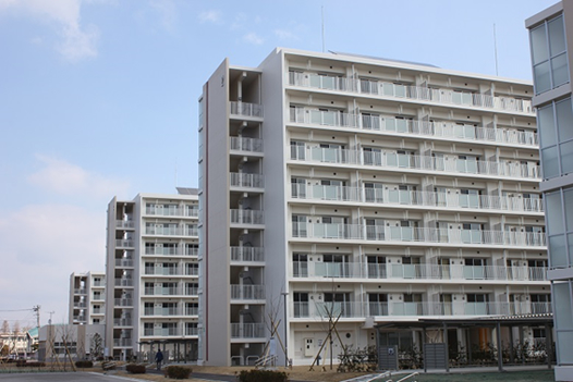 鶴ケ谷住宅の外観。津波避難ビルとして、建物両端の階段は開放されています