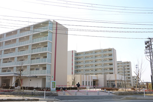 住棟西側(画面右側)の戸建て住宅エリアから約30mの距離を確保しています