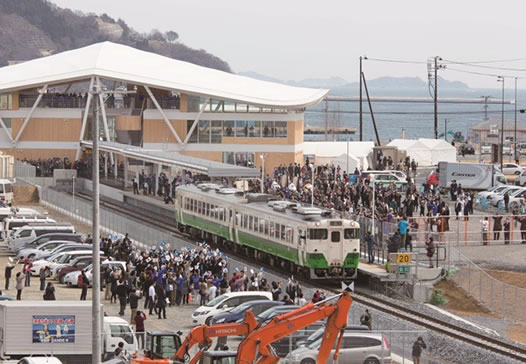 3月21日、女川まちびらきの様子。駅舎は世界的建築家である坂茂(ばんしげる)氏の設計(写真提供:(株)新潮社)