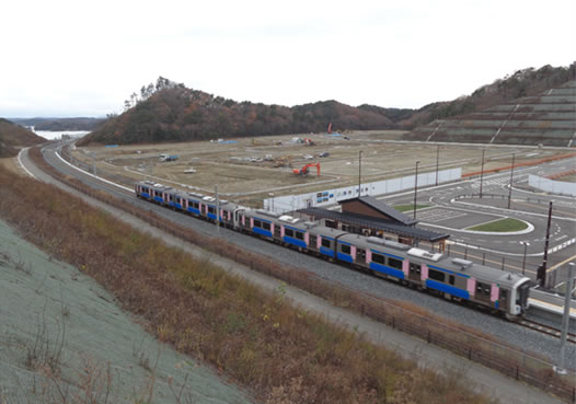 野蒜北部丘陵地区内にあるJR東名駅。駅前には住宅街が整備されます