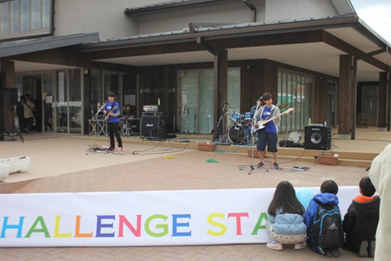 チャレンジステージでは、地元高校生のバンド演奏も行われていました