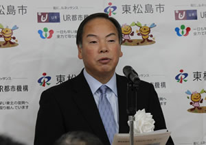写真:あいさつされる阿部市長