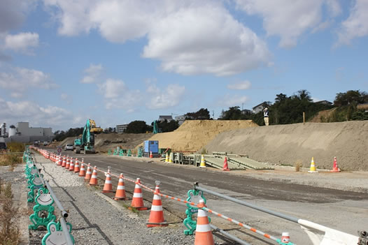 写真：地区内を横断する高盛土道路の工事の様子