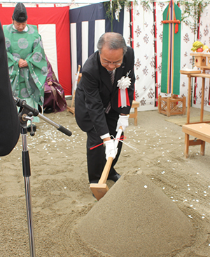 写真：稲垣本部長による鍬入（くわいれ）の様子